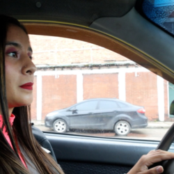 Mujer al volante