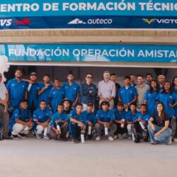 equipo con muchachos en inauguración
